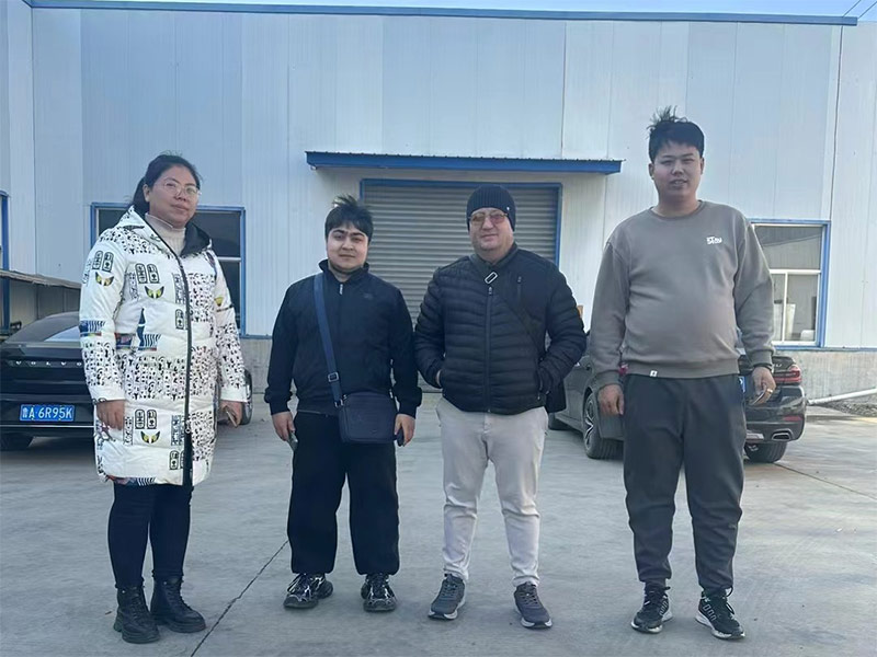 与哈萨克斯坦友人现场签约留影纪念